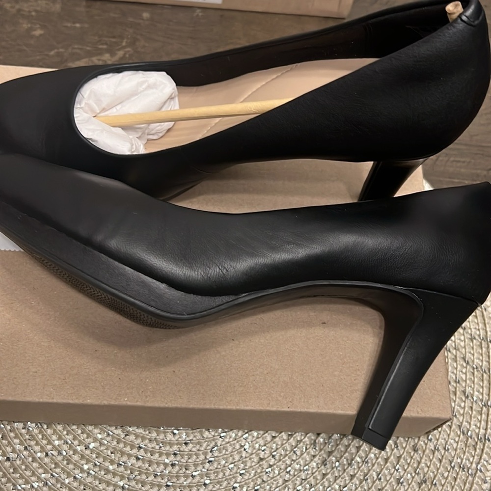 Clarks Black Leather platform pumps style almost new!